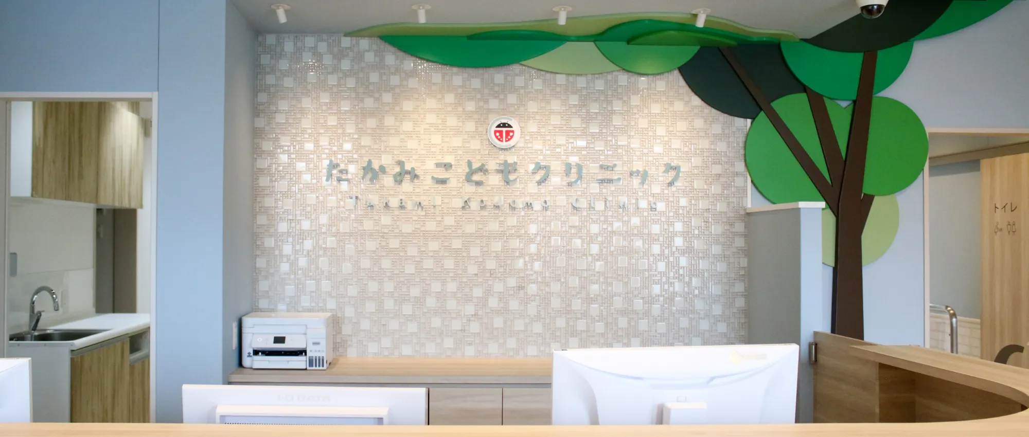 たかみこどもクリニック受付の写真